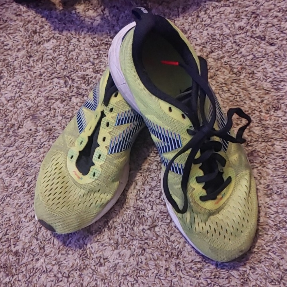 New balance tennis shoes